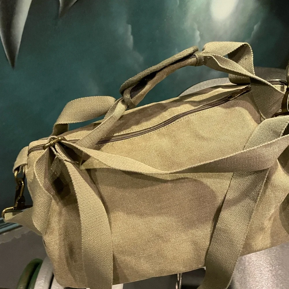 Gym Bag (small duffle) … LIKE NEW!….. UNISEX!!